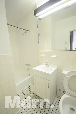 Rented by Mdrn Residential | media 13