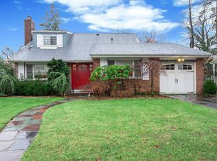 20 Atkinson Rd, Rockville Centre, NY 11570