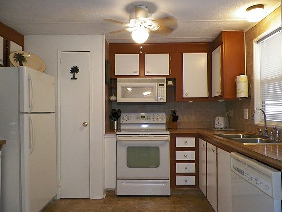 3rd image of 303 Country Club Cres W