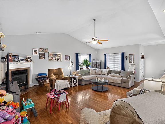 3rd image of 144 Elliott Cir