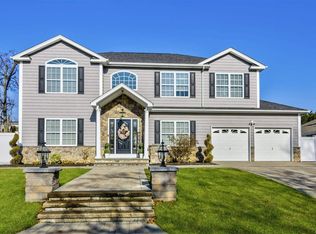 7 Hawthorne St, Massapequa, NY 11758