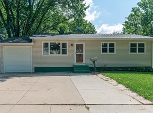 901 Pawnee Dr NW, Cedar Rapids, IA 52405