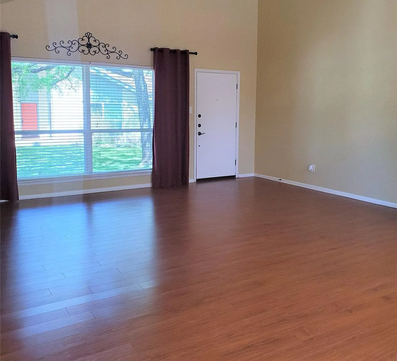 2 bed, 1.0 bath, 912 sqft, $1,600 — Photo 2