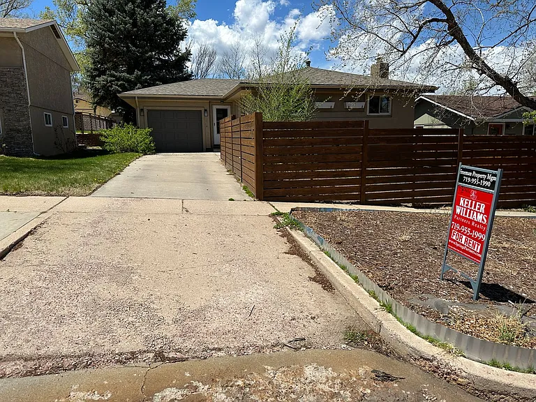 1314 McArthur Ave — Photo 1