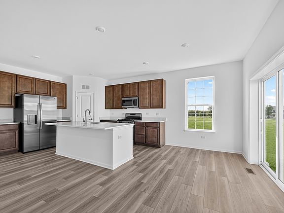 5th image of 565 Arye Dr