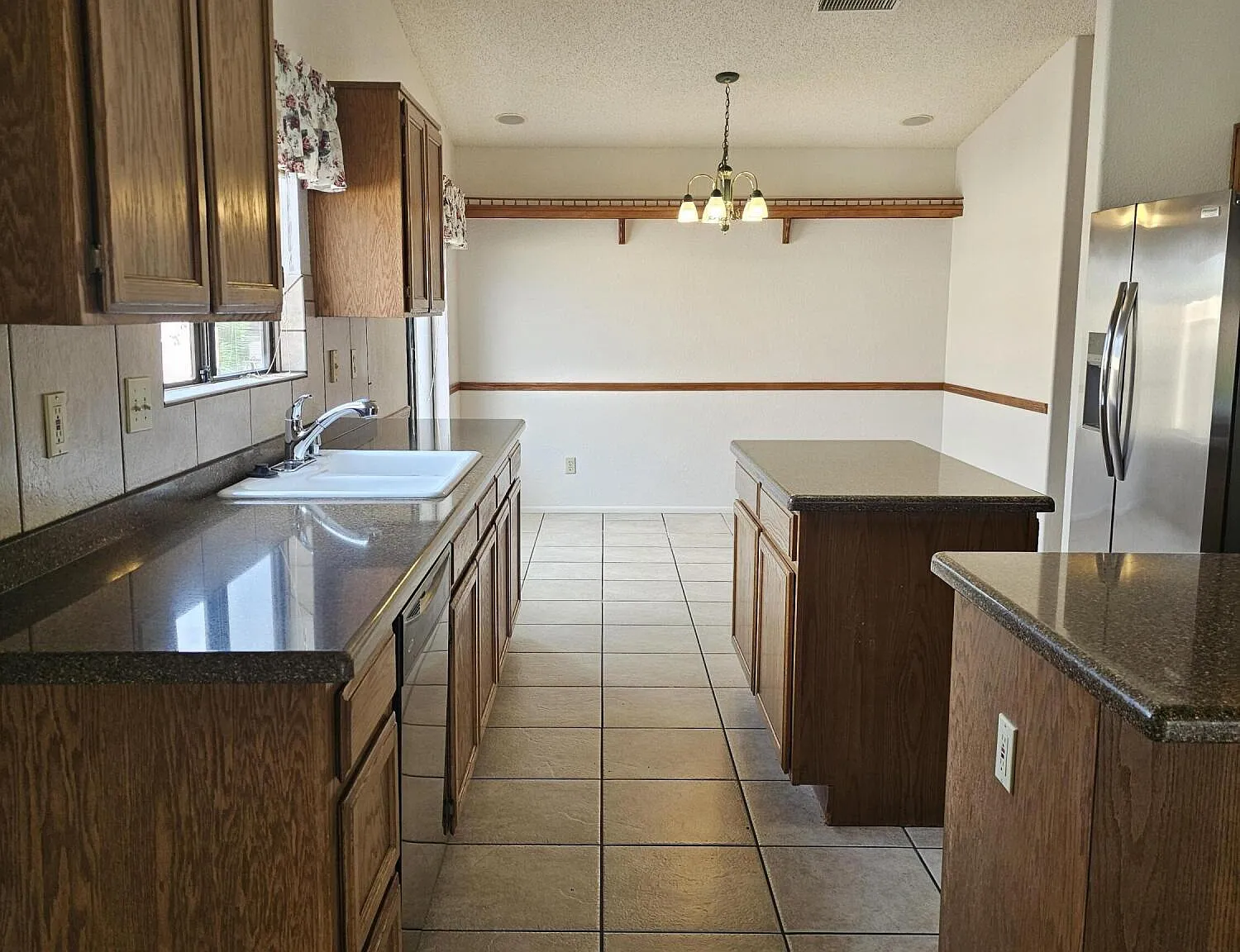 4 bed, 2.0 bath, 2148 sqft, $1,900 — Photo 2