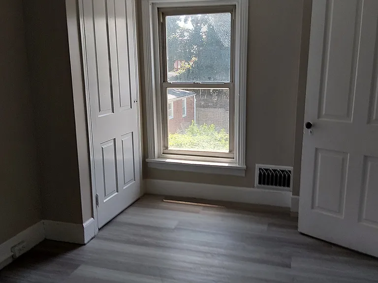 314 W 6th St — Photo 11