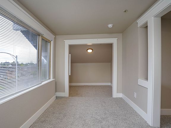 3rd image of 909 N M St Unit 6
