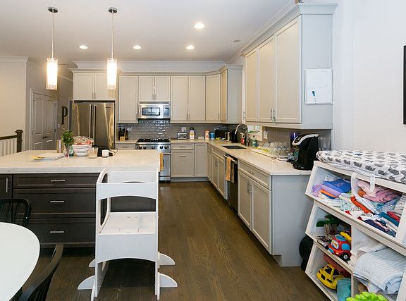 3rd image of 1517 W Diversey Pkwy APT 1W