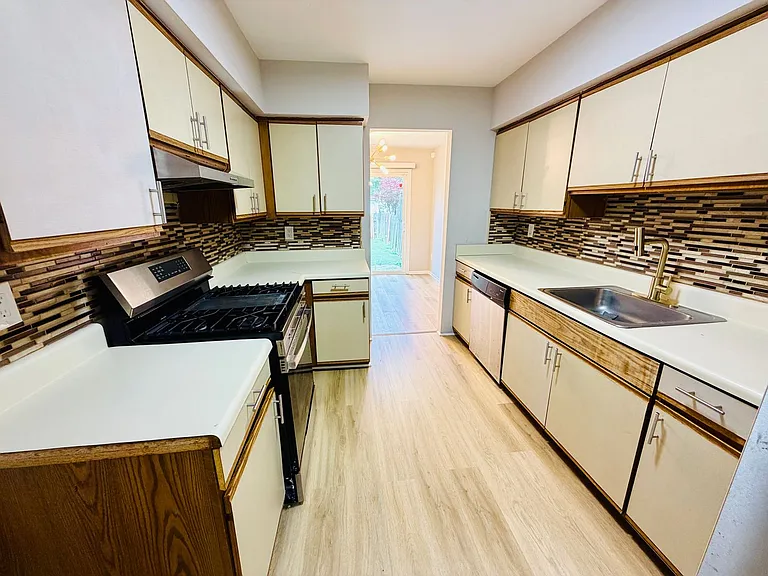 11 Saffron Dr — Photo 14