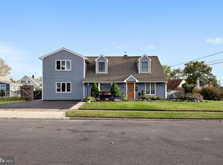 8 Tinsel Rd, Levittown, PA 19056