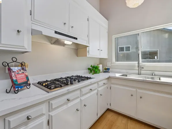 6643 Aitken Dr, Oakland, CA 94611