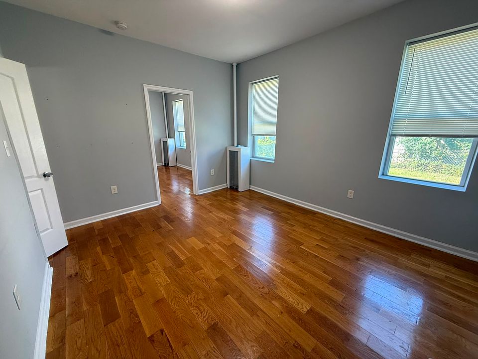 1st image of 146-148 Manhattan Ave #3