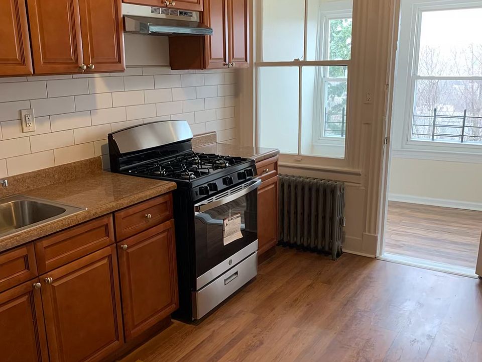 1st image of 29 Riverview Pl Floor 3