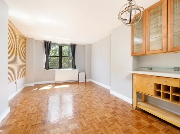 222 West 14th Street image 1 of 10