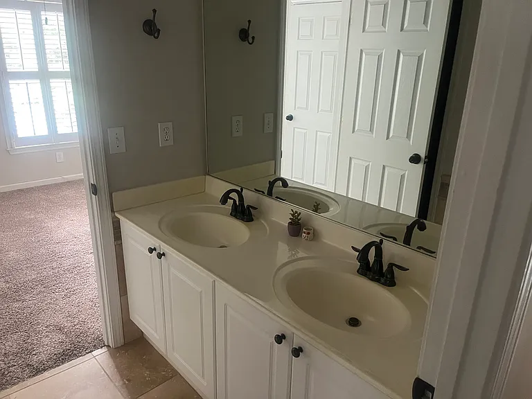 2624 E Madison Dr — Photo 6