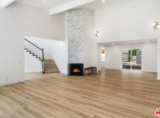 19555 Oxnard St, Tarzana, CA 91356