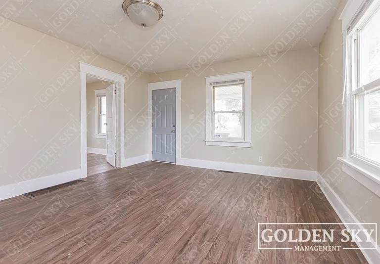 2440 S Hoyt Ave — Photo 2