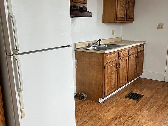 3rd image of 608 Brady Ave