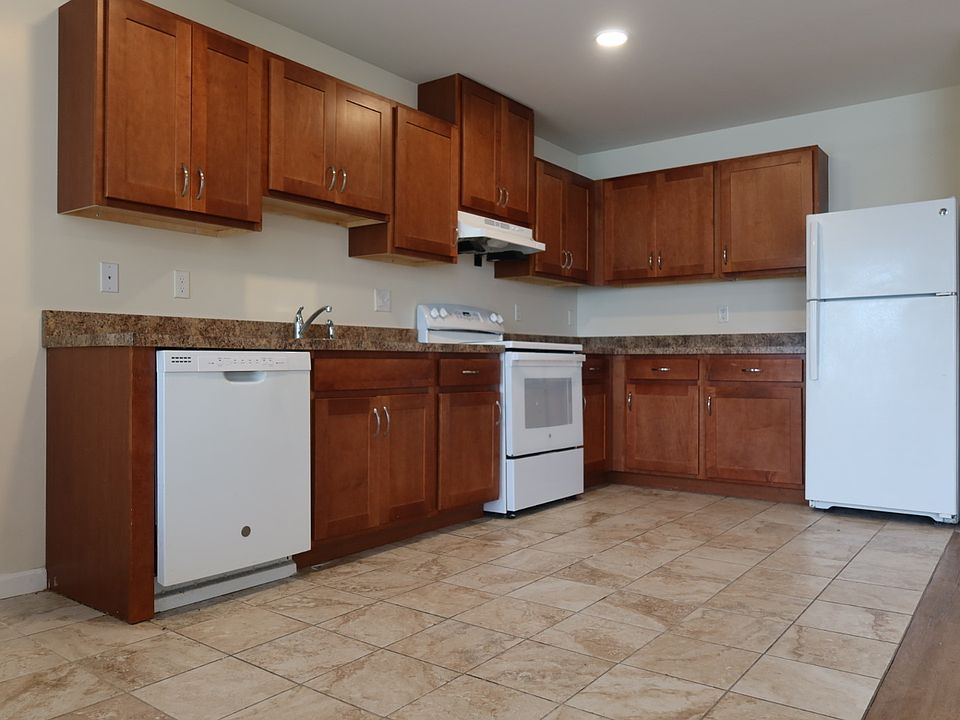 Kitchen area with Tile Floors, Refrigerator, Dishwasher, Oven/stove
