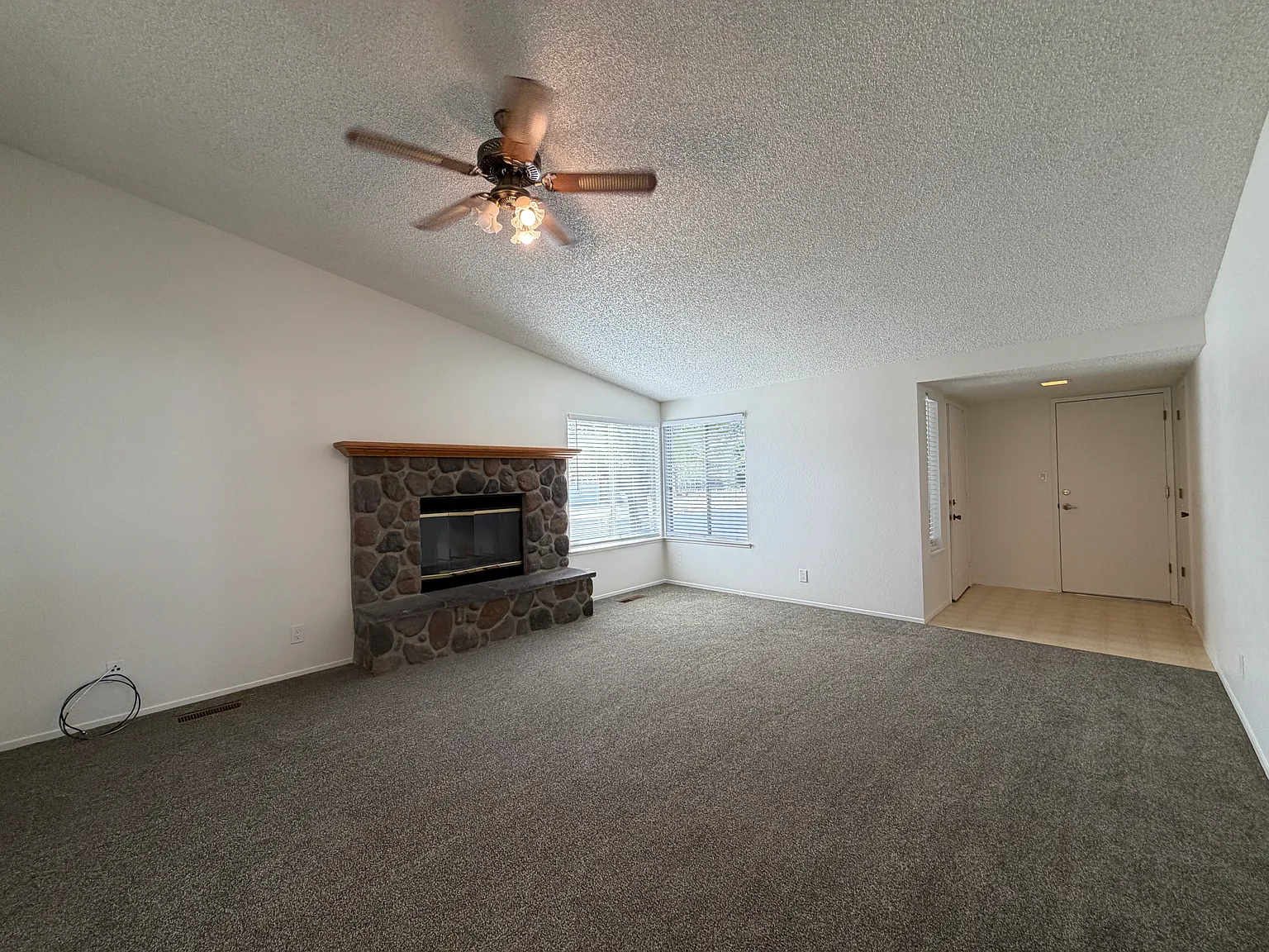 3 bed, 1206 sqft, $2,400 — Photo 4