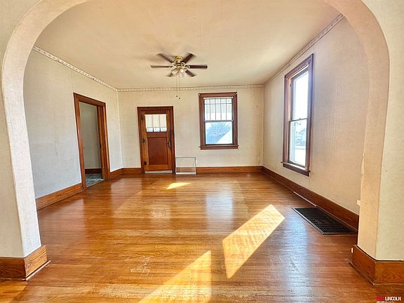 4th image of 900 Bell St