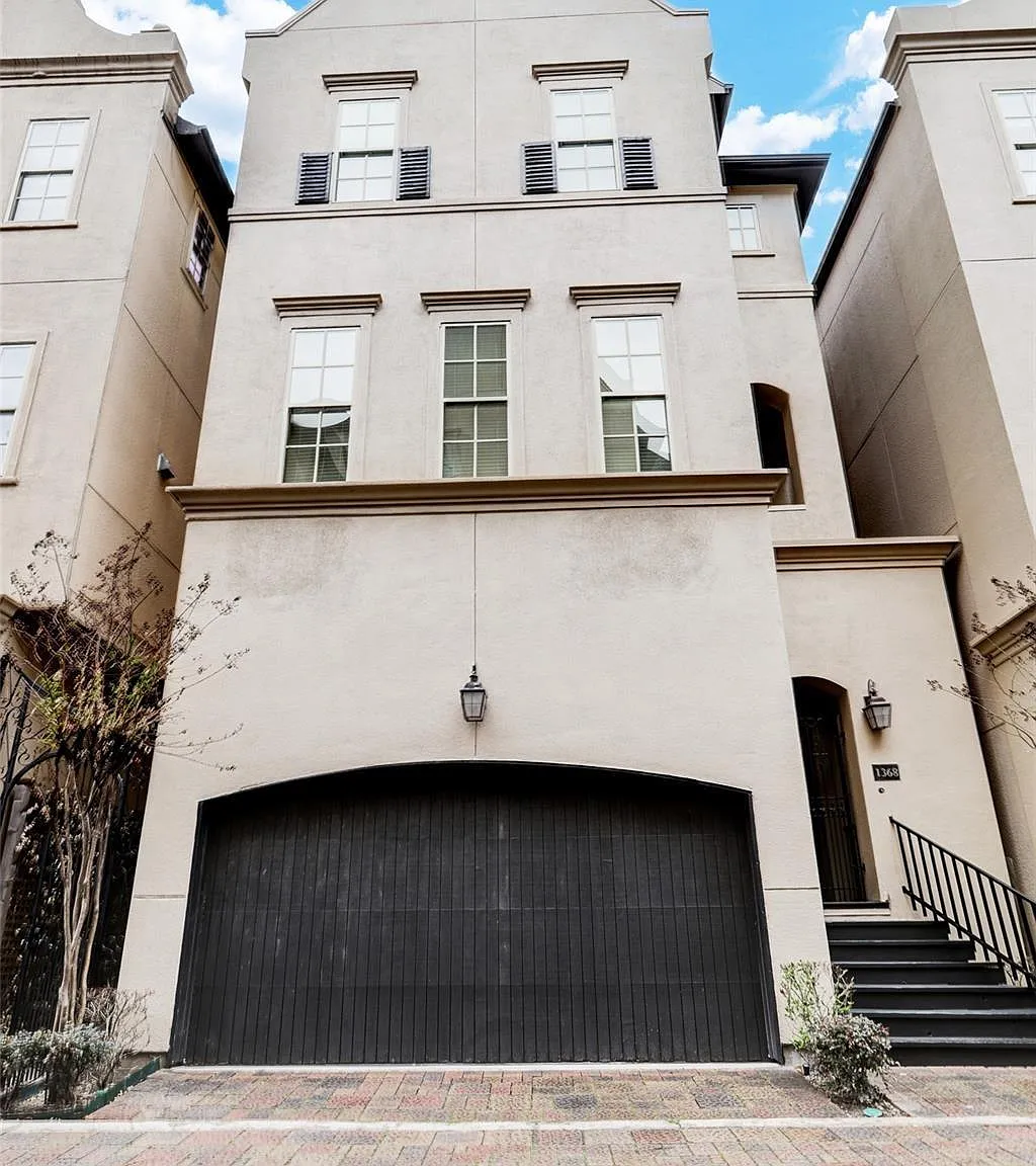 3 bed, 3.5 bath, 2498 sqft, $3,100 — Photo 1