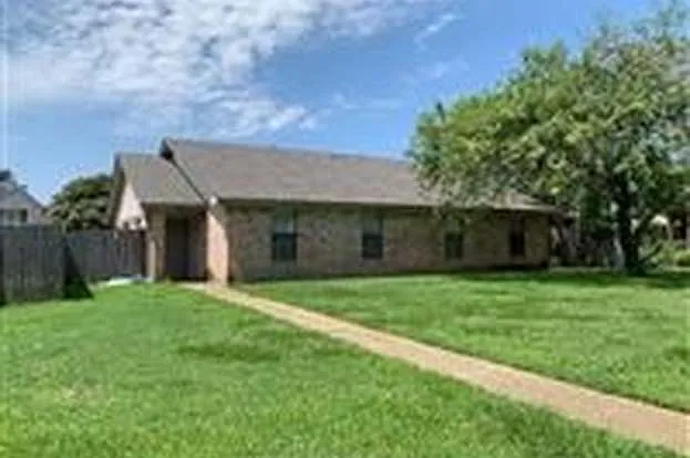 2510 Hickory Dr — Photo 1