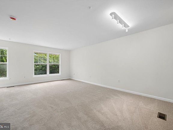 4th image of 442 Blossom Ln