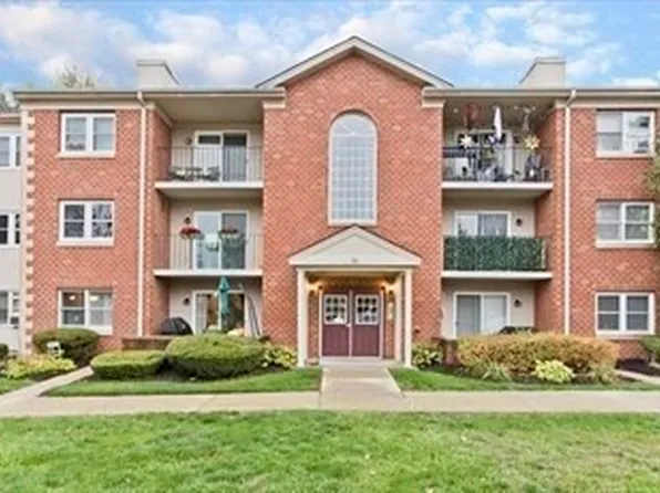 14 Maple Crest Cir APT B, Holyoke, MA 01040