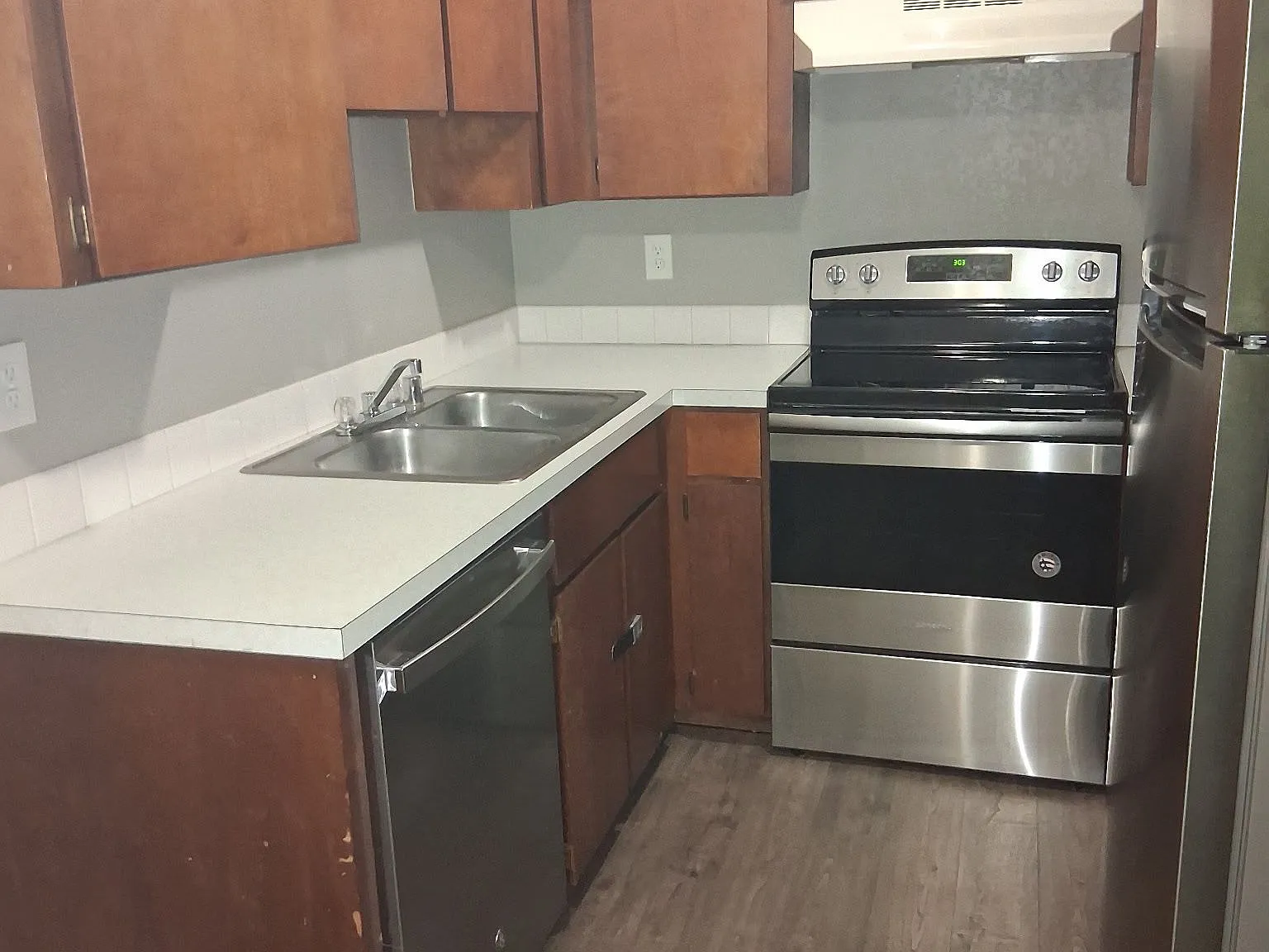 Clean and convenient apartment located in a duplex in a tranquil neighborhood in Deer Park. — Photo 1
