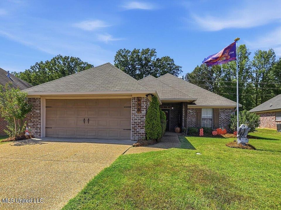 1st image of 958 Clubhouse Dr