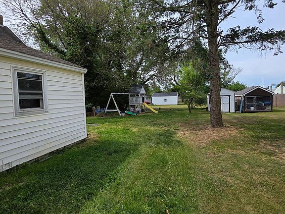 4th image of 1007 Roslyn Ave