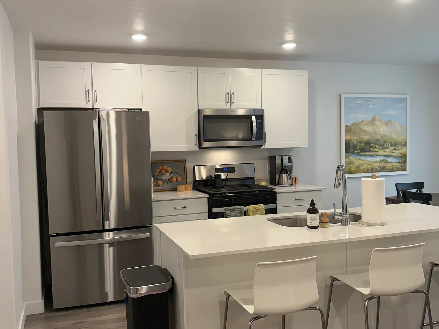 3 bed, 2190 sqft, $2,100 — Photo 2