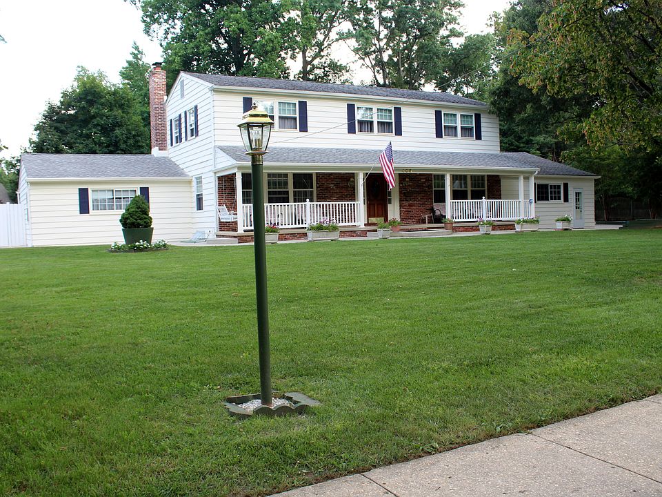 LARGE HOME W/LARGE BACK YARD