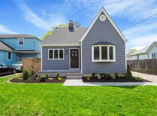 68 Beechwood St, Farmingdale, NY 11735