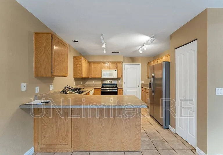 2433 S Seclusion Ln — Photo 10
