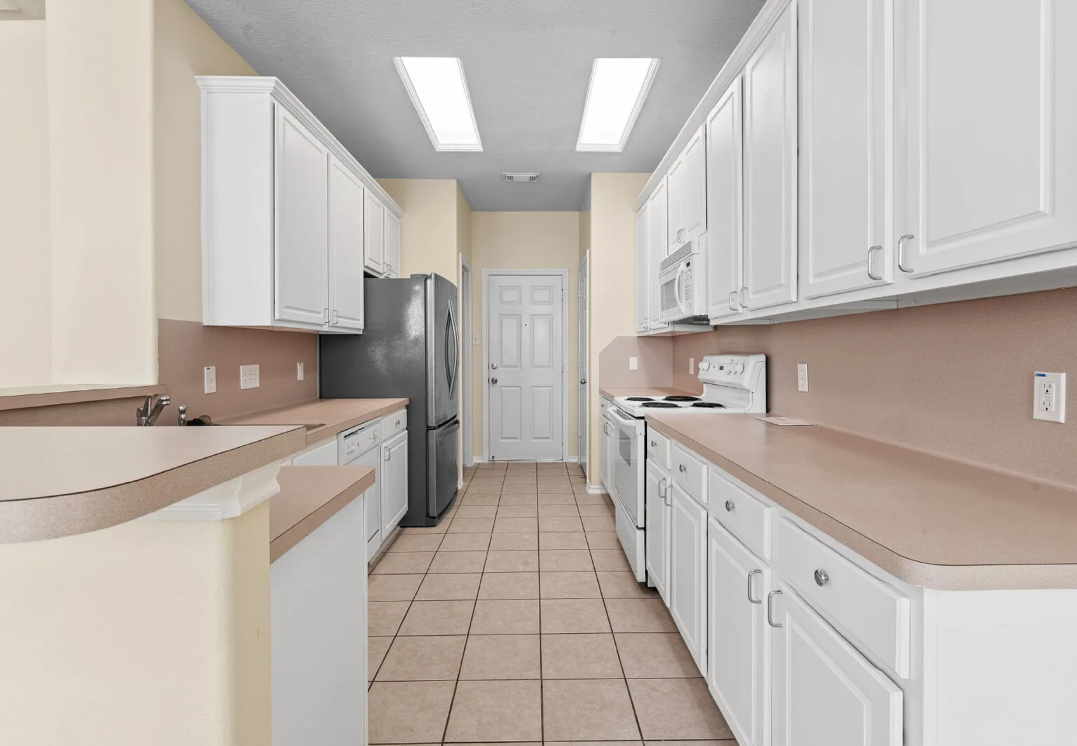 3 bed, 2.5 bath, 1683 sqft, $1,800 — Photo 3