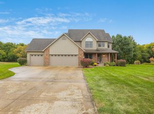 11 Long Grove Dr, Monticello, IL 61856