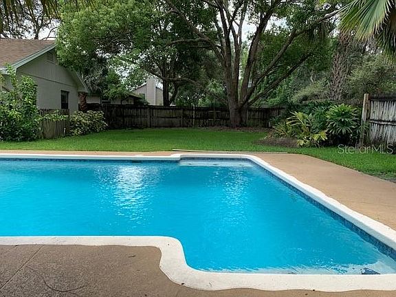 3rd image of 532 Woodview Dr