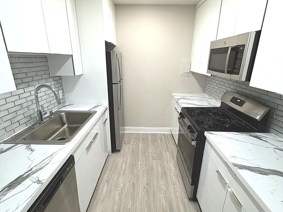 2nd image of 601 SW 2nd Ave APT 5