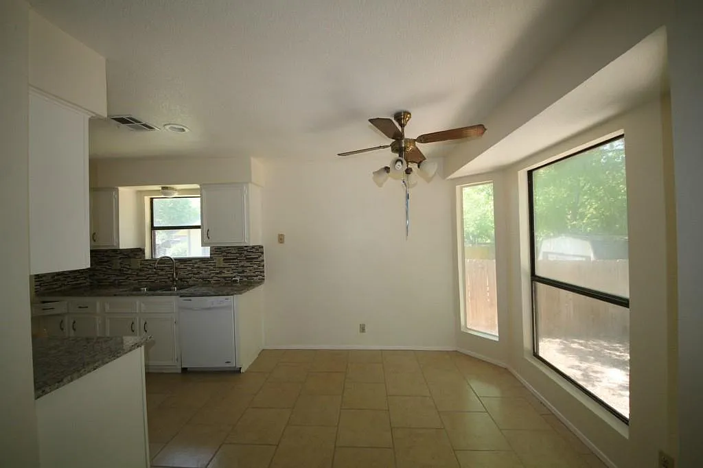 3 bed, 2.0 bath, 1145 sqft, $1,895 — Photo 4