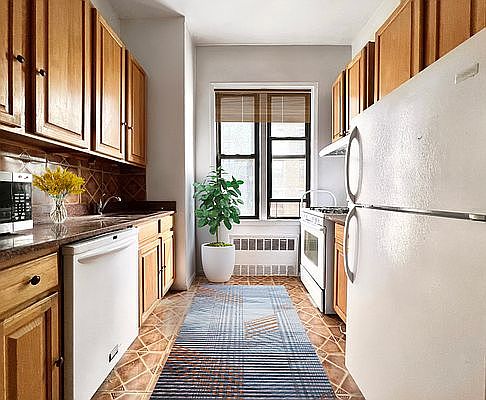 4th image of 215 W 101st St APT 8G