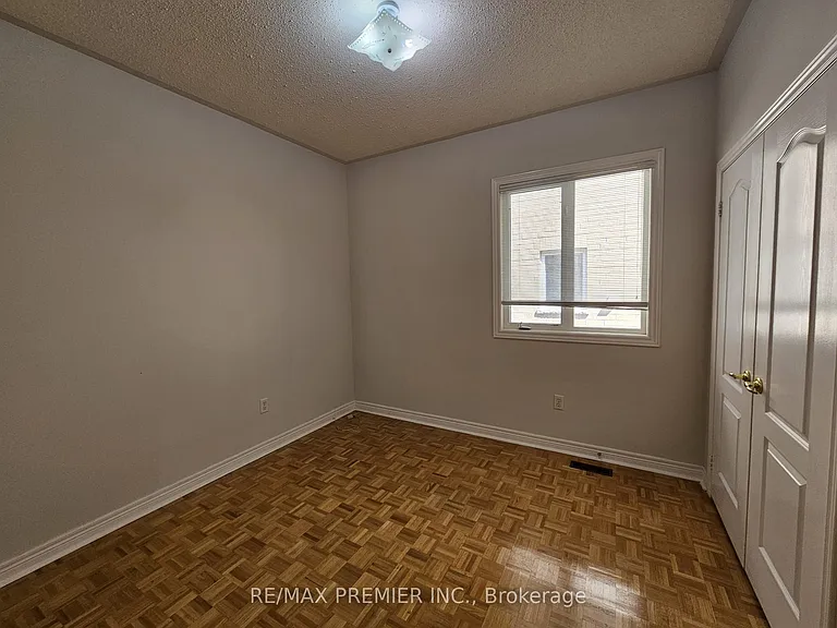 23 Amelynn Cres — Photo 15