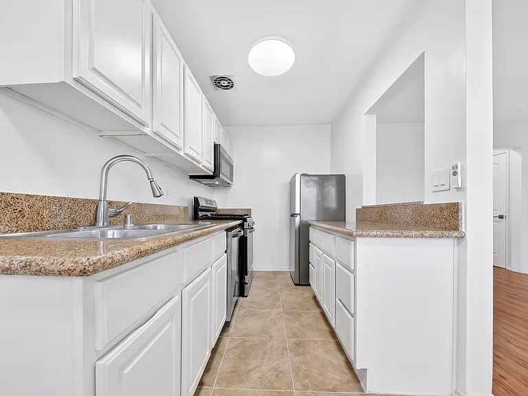 6944-6954 Coldwater Canyon Ave — Photo 15