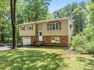 19 Chaundray Ln, Averill Park, NY 12018
