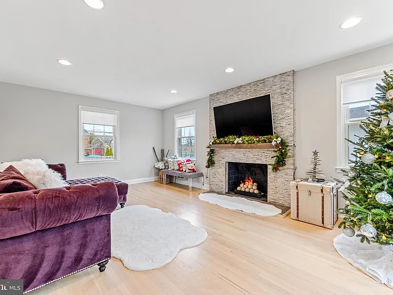 114 E Aylesbury Rd — Photo 6