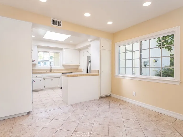 11761 Encino Ave — Photo 8