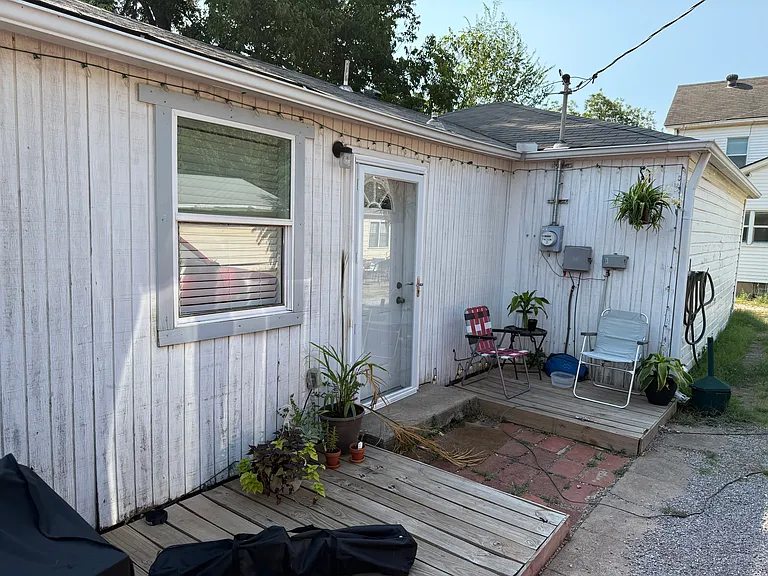 321 E Thatcher St — Photo 1