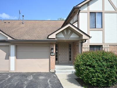 928 Surrey Dr APT 1A, Schaumburg, IL, 60193